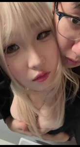 年轻小情侣就是会玩， 戴个兔耳朵造型玩情趣诱惑，穿着情趣内衣跪地口交