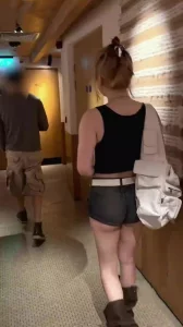 第一次给老公戴绿帽！老公的好兄弟把我操到腿软老公全程看着还夸我骚货呢